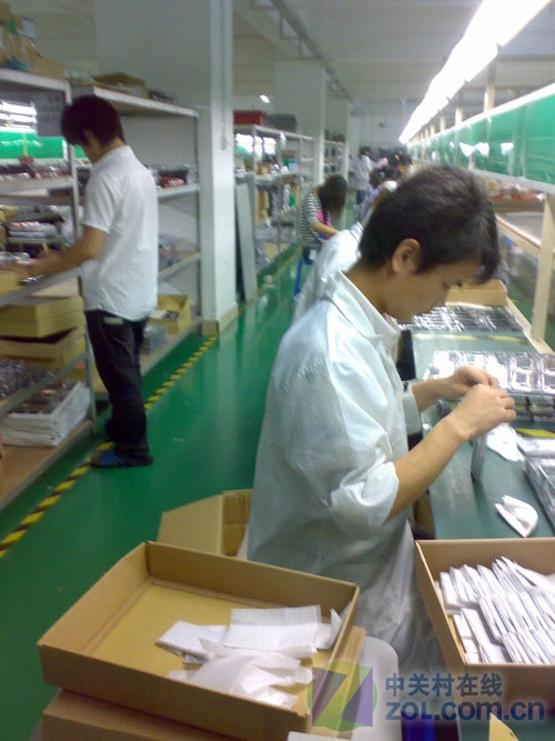 暗訪東莞山寨手機(jī)工廠 揭開(kāi)低價(jià)背后的真相